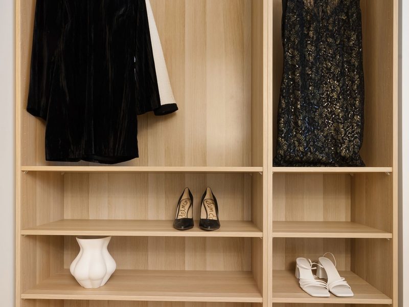 Closet organizado com prateleiras e cabideiros